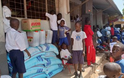 Uitdelen van rijst aan scholen en mensen in nood